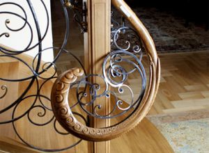 Poręcz rzeźbiona na balustradzie kutej