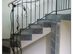 Schody-kwiaty kute na balustradzie