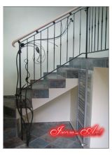 Schody - kwiaty kute na balustradzie