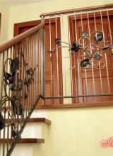 Kwiaty i liście kute na balustradzie